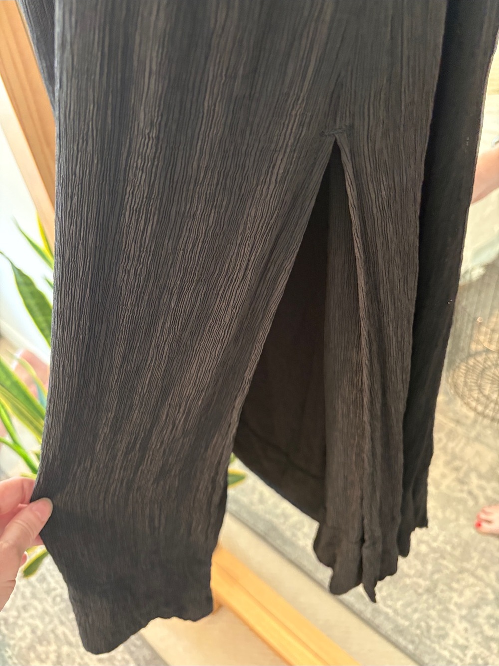 Everlane Ripple Midi Skirt — Black - Picture 8 of 9